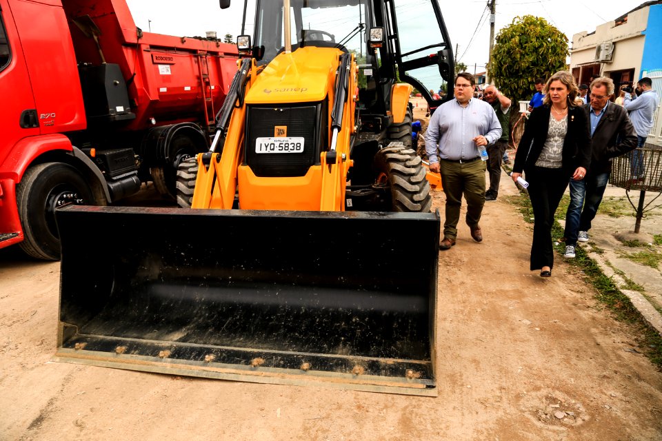 11.10.2018 - Prefeita Paula Mascarenhas e o vice Idemar Barz realizam a entrega de veículos no reservatório R5, entrega de máquinas e visita nas obras do Sanep,  no Fragata - Foto: Gustavo Vara