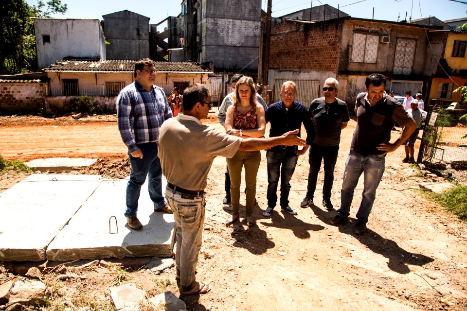 09.11.2018 - Prefeita Paula Mascarenhas e o vice Idemar Barz, acompanhados do Diretor Presidente do SANEP, Alexandre Garcia, realizam visita à obra de drenagem na Guabiroba  - Foto: Gustavo Vara