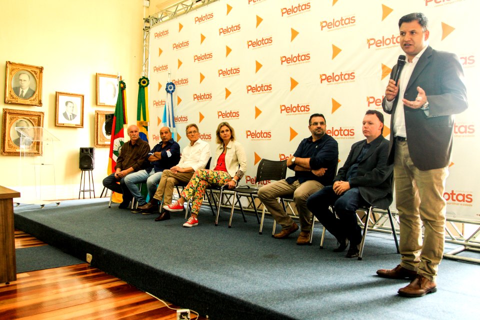 03.01.2018 - Prefeita Paula Mascarenhas realiza a assinatura da lei 6.664 de 27/12/18 que regulamenta o serviço de transporte individual de passageiros em veículos de taxi - Foto: Gustavo Vara