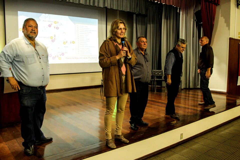 18.09.2018 - Prefeita Paula Mascarenhas durante entrega de lotes de regularização fundiária da ocupação Uruguai - 143 famílias - Foto: Gustavo Vara