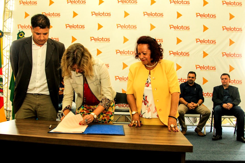 03.01.2018 - Prefeita Paula Mascarenhas realiza a assinatura da lei 6.664 de 27/12/18 que regulamenta o serviço de transporte individual de passageiros em veículos de taxi - Foto: Gustavo Vara