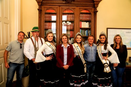 25.10.2018 - Prefeita Paula Mascarenhas e o vice Idemar Barz recebem a visita da corte da Oktoberfest de Pelotas - Foto: Gustavo Vara