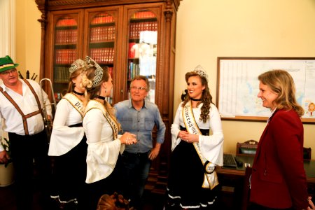 25.10.2018 - Prefeita Paula Mascarenhas e o vice Idemar Barz recebem a visita da corte da Oktoberfest de Pelotas - Foto: Gustavo Vara