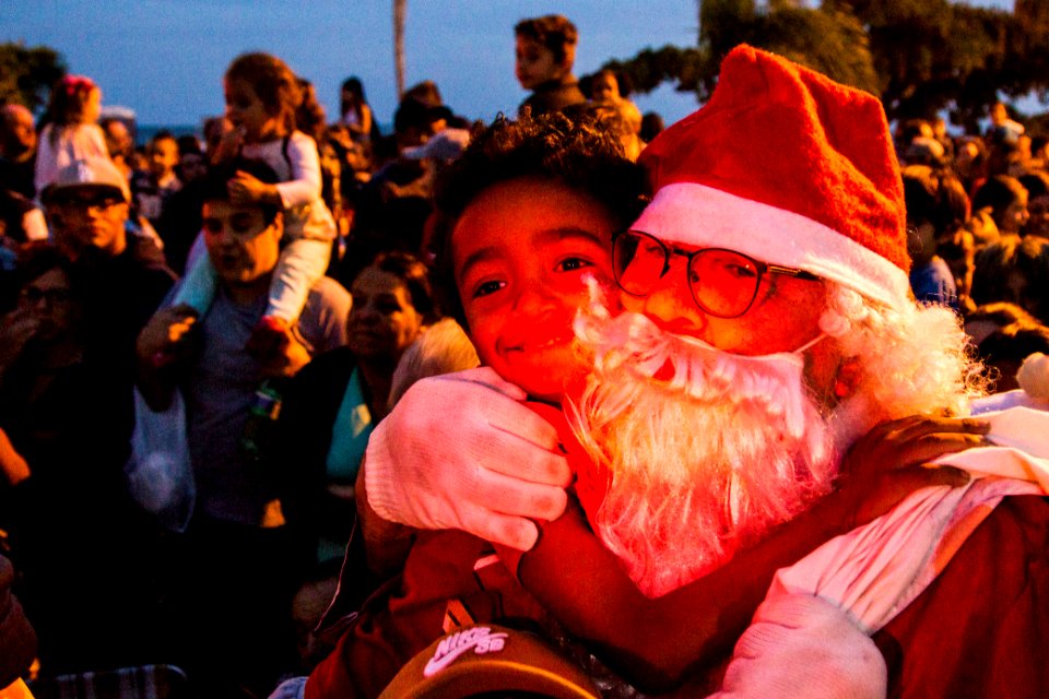 09.12.2018 - Chegada do Papai Noel na Praia do Laranjal em Pelotas - Foto: Gustavo Vara