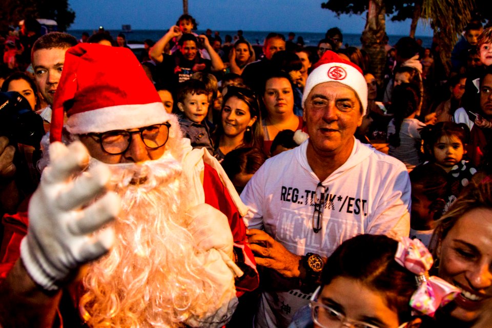 09.12.2018 - Chegada do Papai Noel na Praia do Laranjal em Pelotas - Foto: Gustavo Vara