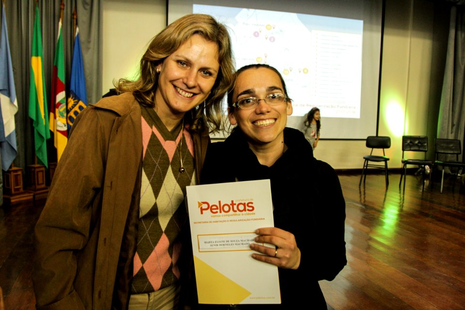 18.09.2018 - Prefeita Paula Mascarenhas durante entrega de lotes de regularização fundiária da ocupação Uruguai - 143 famílias - Foto: Gustavo Vara