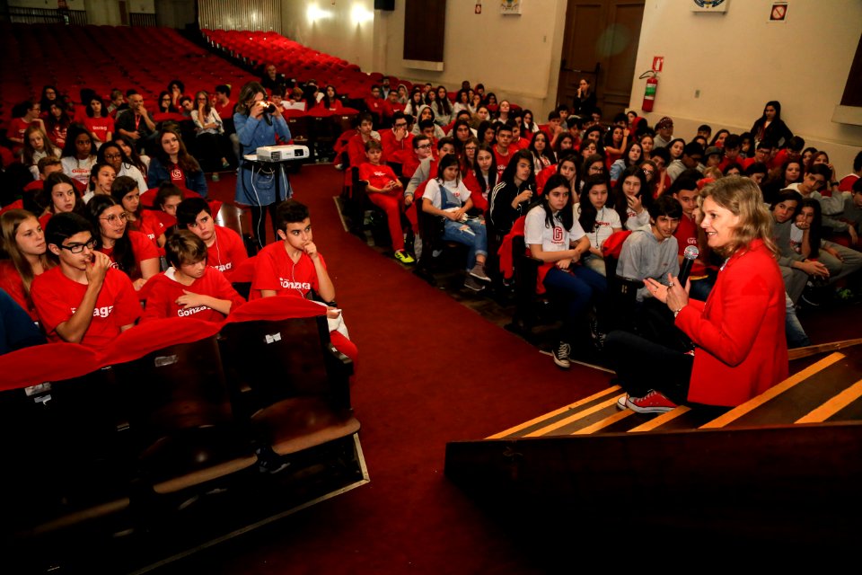 09.10.2018 - Prefeita Paula Mascarenhas durante palestra aos alunos do 9° ano do Colégio Gonzaga - Foto: Gustavo Vara