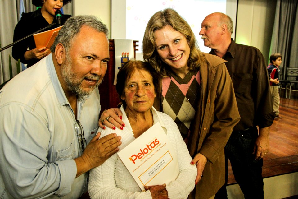 18.09.2018 - Prefeita Paula Mascarenhas durante entrega de lotes de regularização fundiária da ocupação Uruguai - 143 famílias - Foto: Gustavo Vara