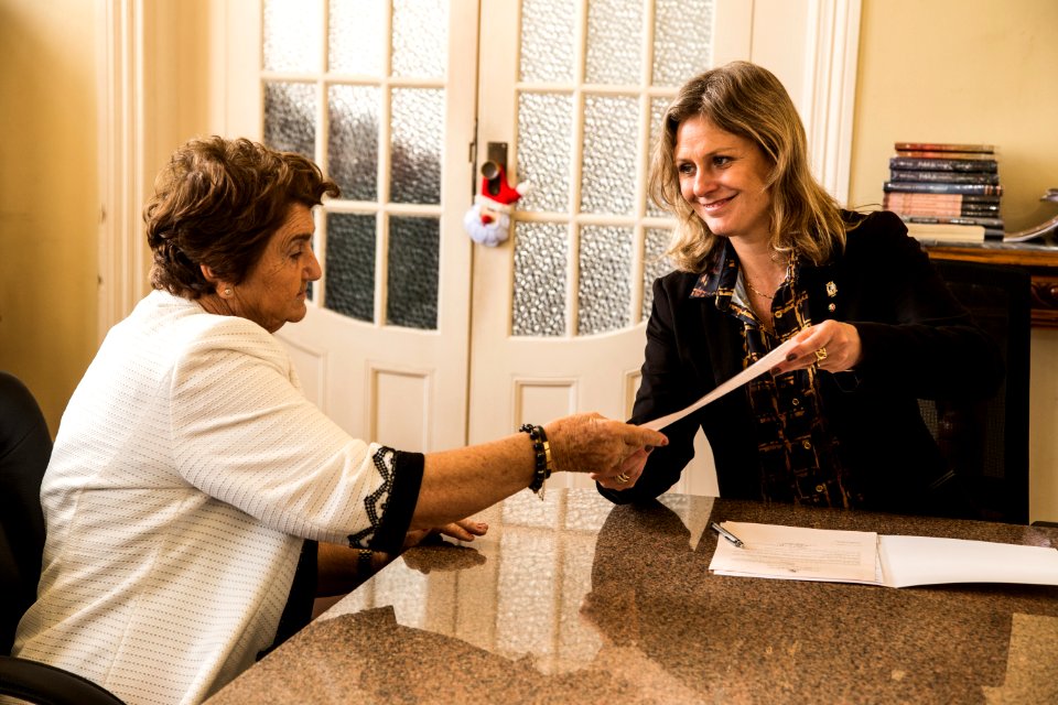 07.11.2018 - Prefeita Paula Mascarenhas durante assinatura de leis de vereadores, na foto, com a vereadora Zilda Bürkle  - Foto: Gustavo Vara