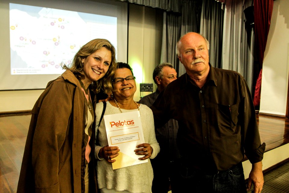 18.09.2018 - Prefeita Paula Mascarenhas durante entrega de lotes de regularização fundiária da ocupação Uruguai - 143 famílias - Foto: Gustavo Vara