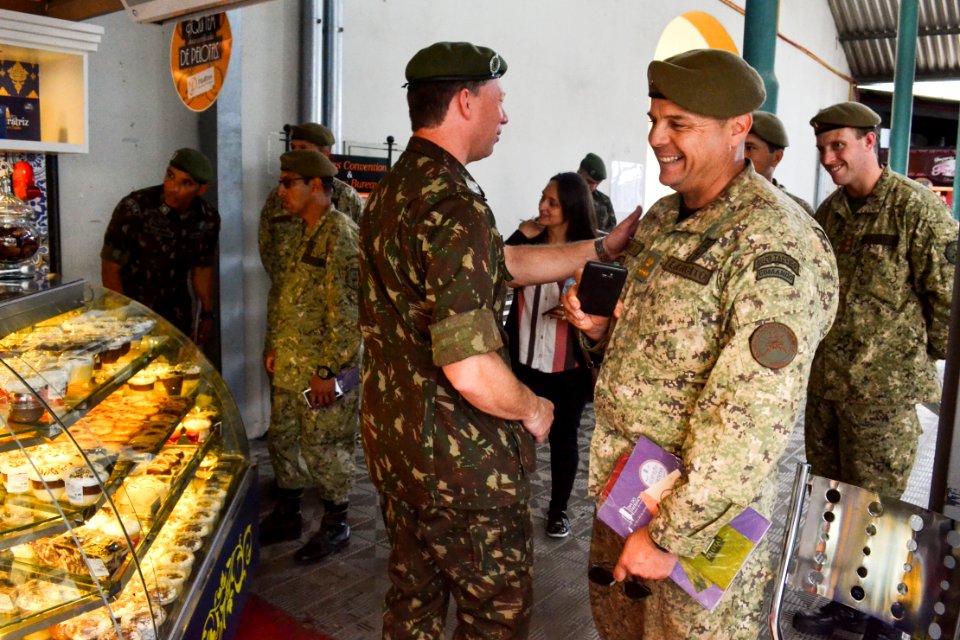 19.10.2018 - Visita do Exército uruguaio no mercado - Foto Michel Corvello-9