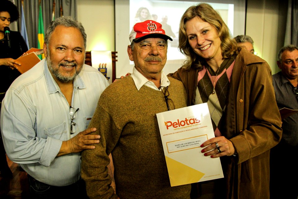 18.09.2018 - Prefeita Paula Mascarenhas durante entrega de lotes de regularização fundiária da ocupação Uruguai - 143 famílias - Foto: Gustavo Vara