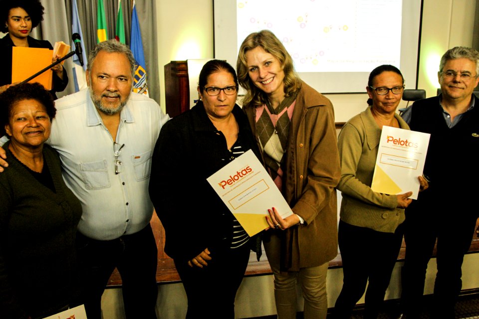 18.09.2018 - Prefeita Paula Mascarenhas durante entrega de lotes de regularização fundiária da ocupação Uruguai - 143 famílias - Foto: Gustavo Vara