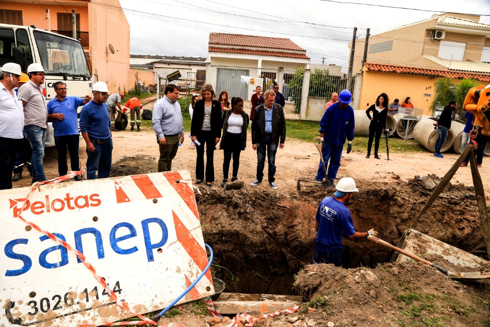11.10.2018 - Prefeita Paula Mascarenhas e o vice Idemar Barz realizam a entrega de veículos no reservatório R5, entrega de máquinas e visita nas obras do Sanep,  no Fragata - Foto: Gustavo Vara