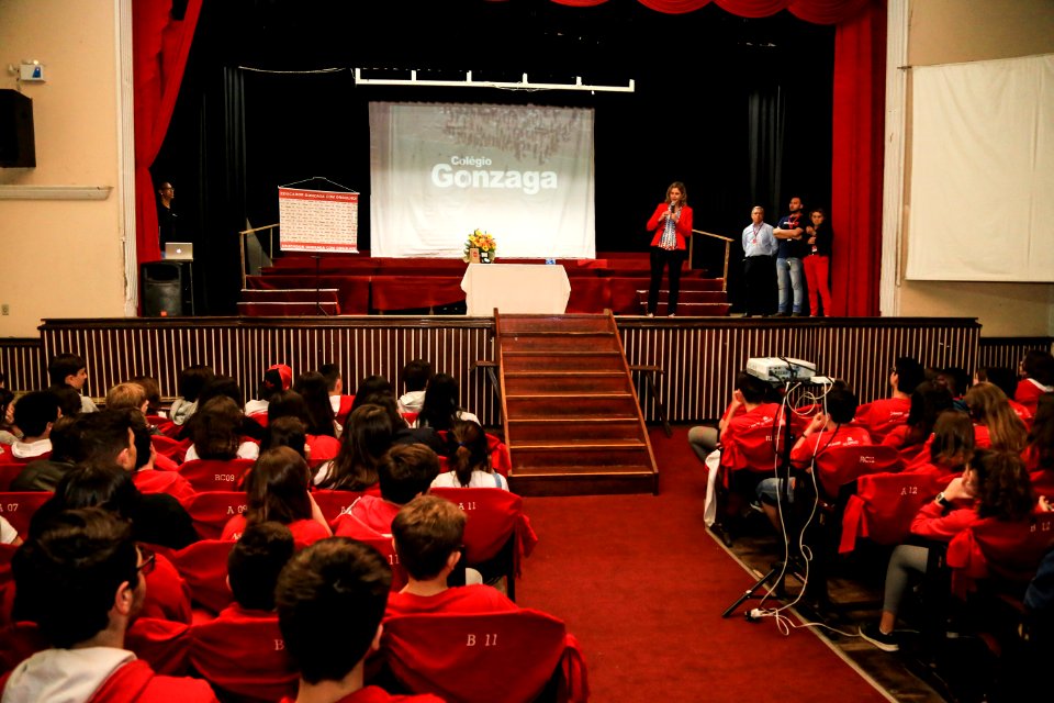 09.10.2018 - Prefeita Paula Mascarenhas durante palestra aos alunos do 9° ano do Colégio Gonzaga - Foto: Gustavo Vara