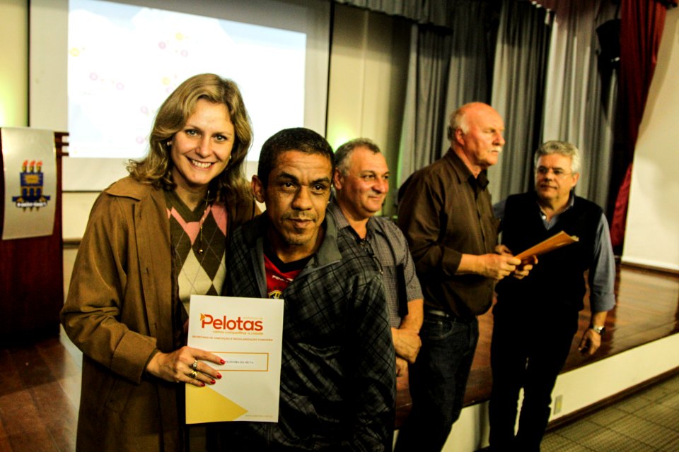 18.09.2018 - Prefeita Paula Mascarenhas durante entrega de lotes de regularização fundiária da ocupação Uruguai - 143 famílias - Foto: Gustavo Vara