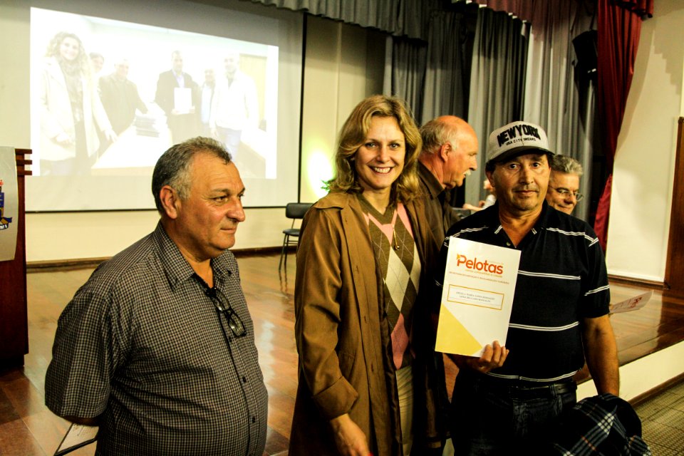 18.09.2018 - Prefeita Paula Mascarenhas durante entrega de lotes de regularização fundiária da ocupação Uruguai - 143 famílias - Foto: Gustavo Vara