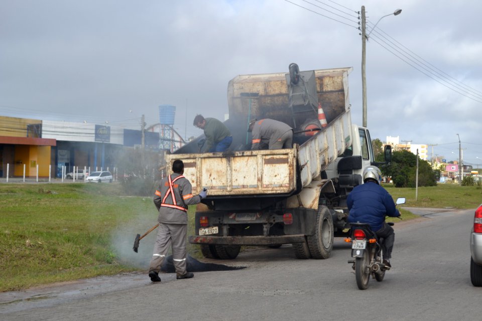 10.07.2018 - SSUI - Tapa buraco na Idelfonso Simões Lopes Neto - Foto Janine Tomberg (3)
