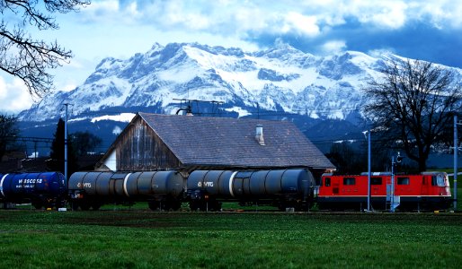 Re420 mit Güterzug, Sempach Station, Switzerland photo