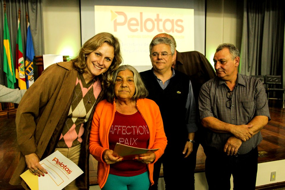 18.09.2018 - Prefeita Paula Mascarenhas durante entrega de lotes de regularização fundiária da ocupação Uruguai - 143 famílias - Foto: Gustavo Vara