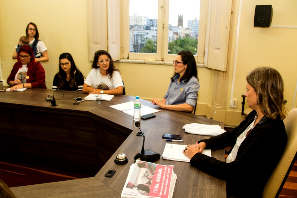 16.04.2019 - Prefeita Paula Mascarenhas em reunião  com o grupo