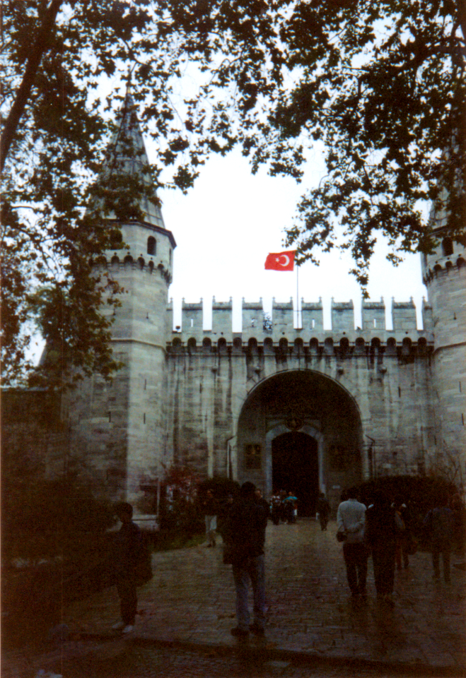 117 - 01.96-00A - Ingang Topkapipaleis, Istanbul, oktober 1995