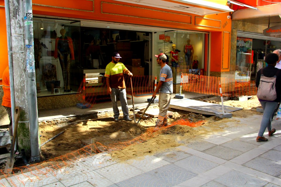 19.03.2019 - SEPLAG - Obra da via de trânsito lento no calçadão - Foto Marcel Avila