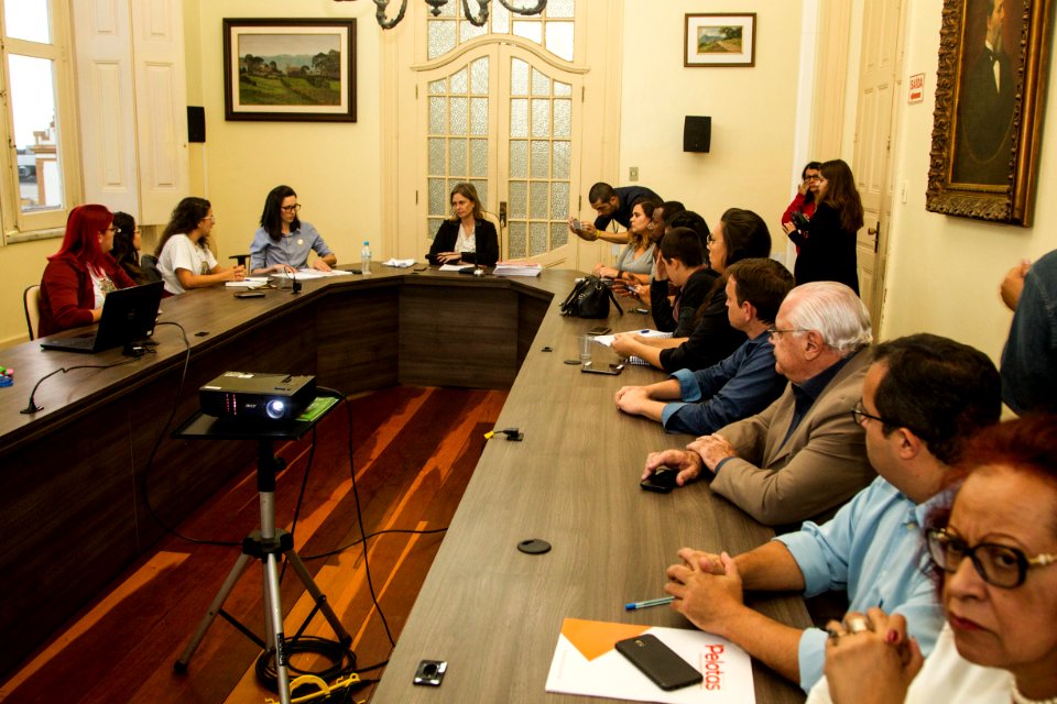 16.04.2019 - Prefeita Paula Mascarenhas em reunião  com o grupo