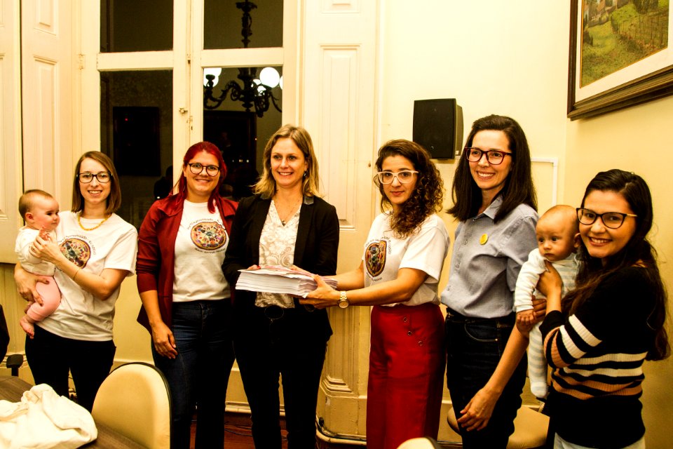 16.04.2019 - Prefeita Paula Mascarenhas em reunião  com o grupo