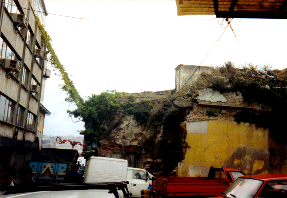 114 - 01.96-10A - Straatje in Galata/Karaköy, Istanbul, oktober 1995