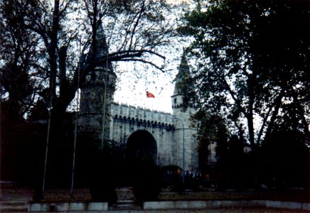 109 - 01.96-01A - Ingang Topkapipaleis, Istanbul, oktober 1995 photo
