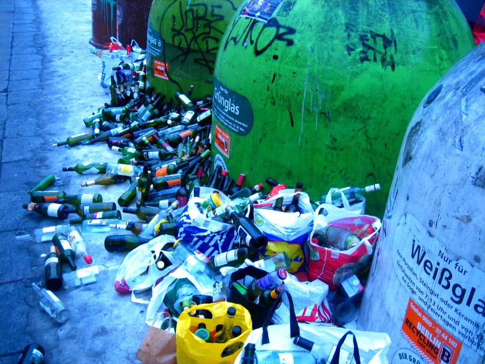 Glass Junk Overflow - Glassabfall Überfluss Berlin