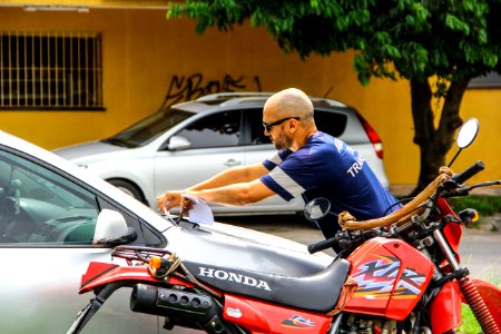 24.01.2018 - Entrega de panfletos sobre a proibição de estacionamento de veículos na calçada. STT na Ferreira Vianna