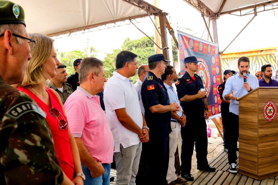 23.02.2019 - Prefeita Paula e governador Eduardo na entrega da medalha aos guarda vidas no Laranjal - Foto Michel Corvello