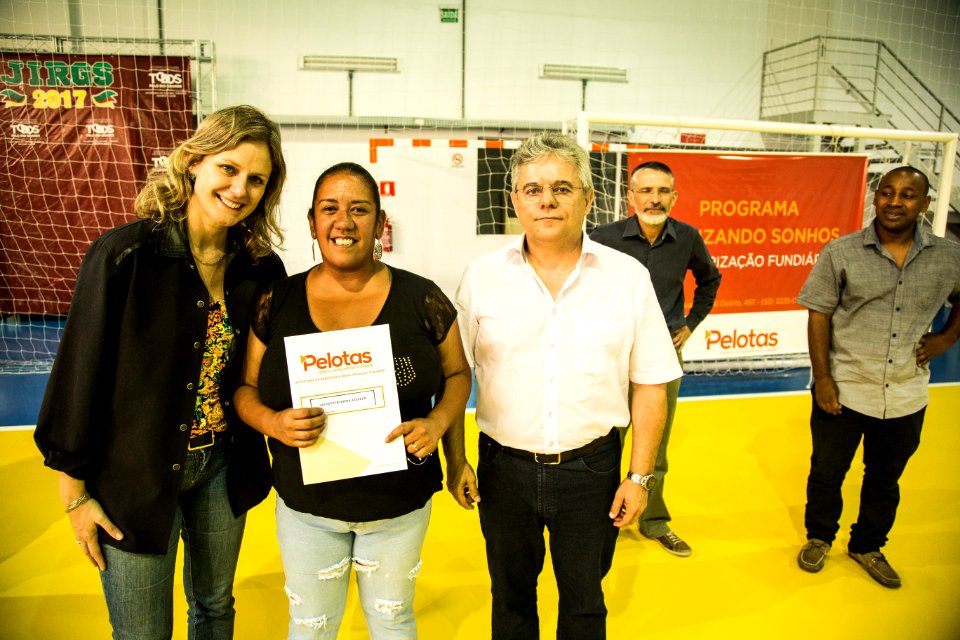 25.01.2018 - Prefeita Paula Mascarenhas durante entrega de certificados de regularizacão fundiária do Mário Meneghetti - Foto: Gustavo Vara