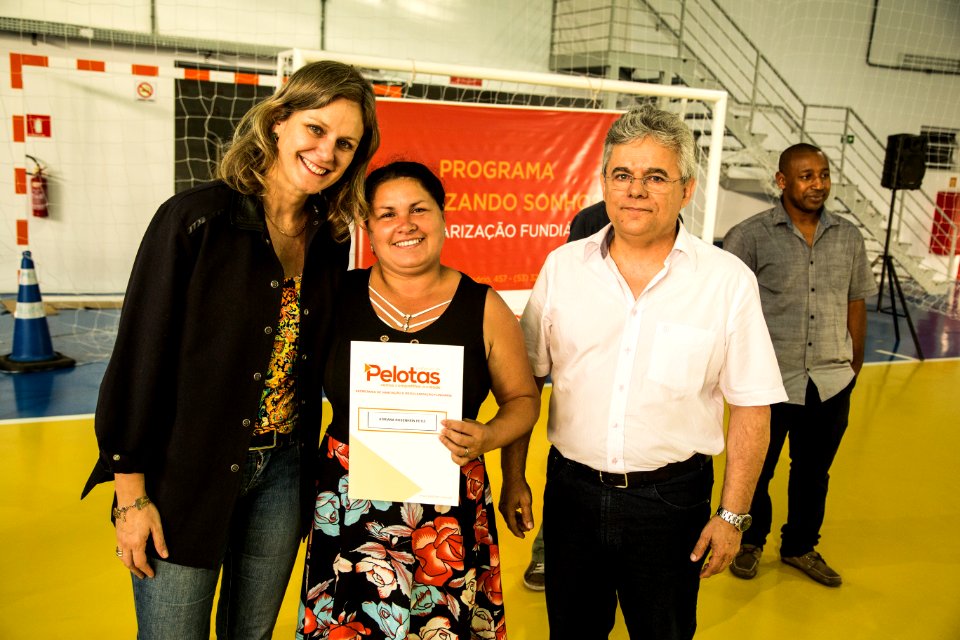 25.01.2018 - Prefeita Paula Mascarenhas durante entrega de certificados de regularizacão fundiária do Mário Meneghetti - Foto: Gustavo Vara