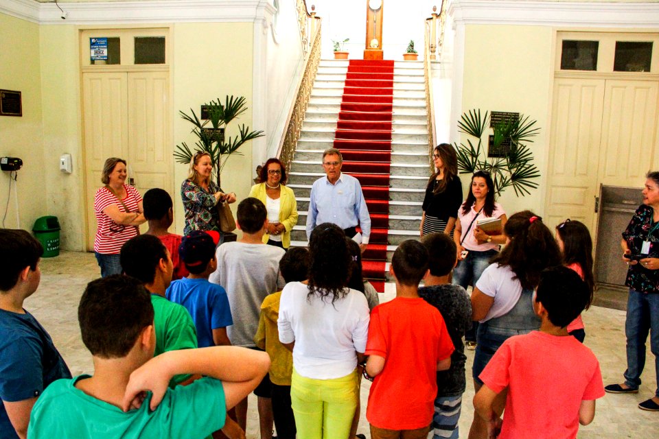 23.11.2017 - Prefeito em exercício Idemar Barz recebe alunos da Escola Fernando Osório que visitam o Paço Municipal