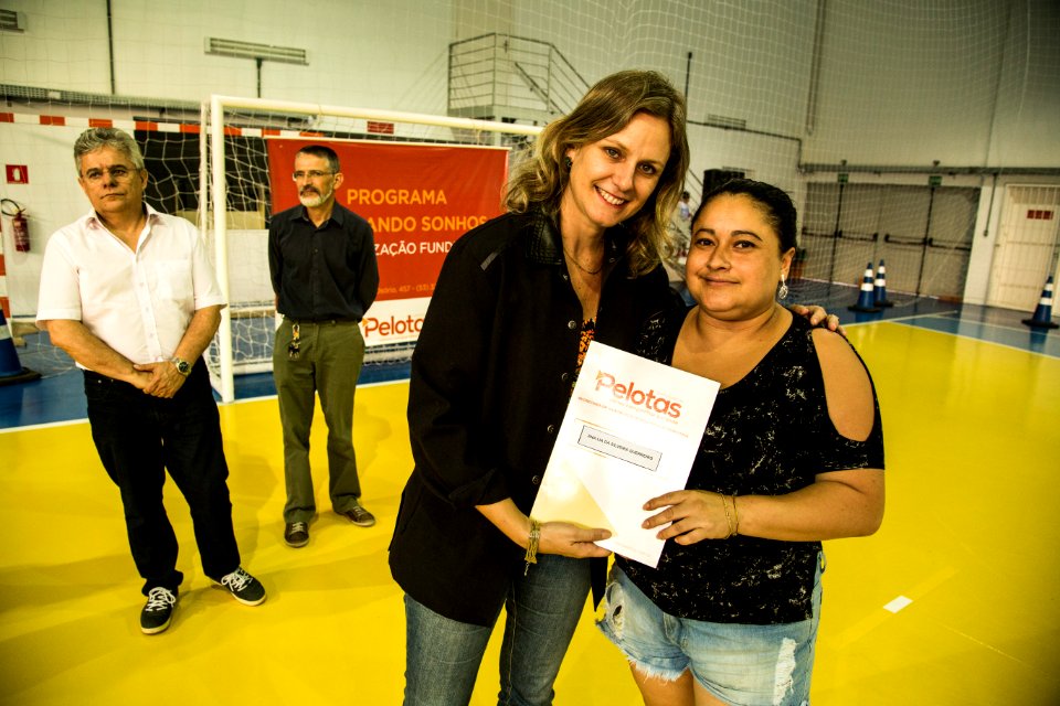 25.01.2018 - Prefeita Paula Mascarenhas durante entrega de certificados de regularizacão fundiária do Mário Meneghetti - Foto: Gustavo Vara