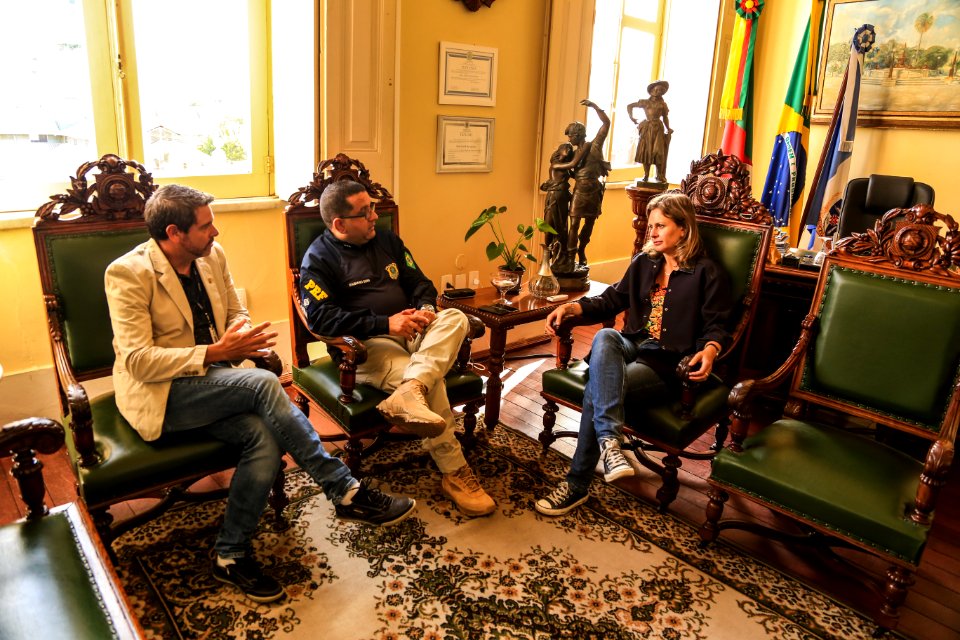 25.01.2018 - Prefeita Paula Mascarenhas em reunião com José Dourado e Goia da Polícia Rodoviária Federal