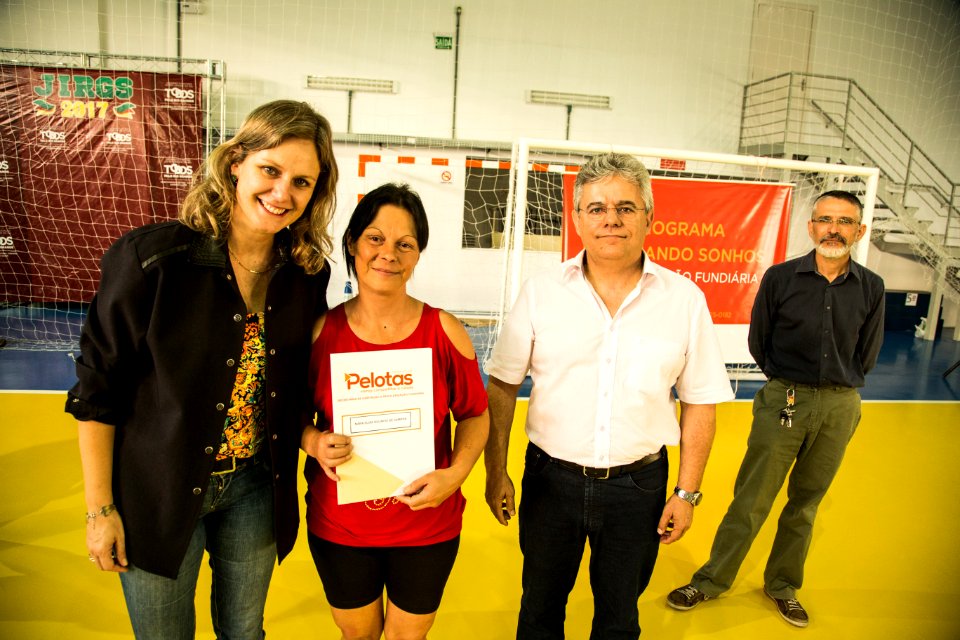 25.01.2018 - Prefeita Paula Mascarenhas durante entrega de certificados de regularizacão fundiária do Mário Meneghetti - Foto: Gustavo Vara