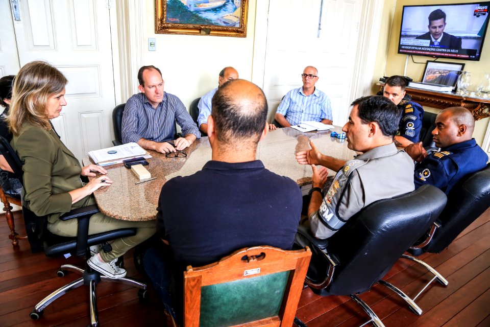 24.01.2018 - Prefeita Paula Mascarenhas em reunião com forças policiais e secretarias, sobre estratégias para elevar a segurança no transporte coletivo