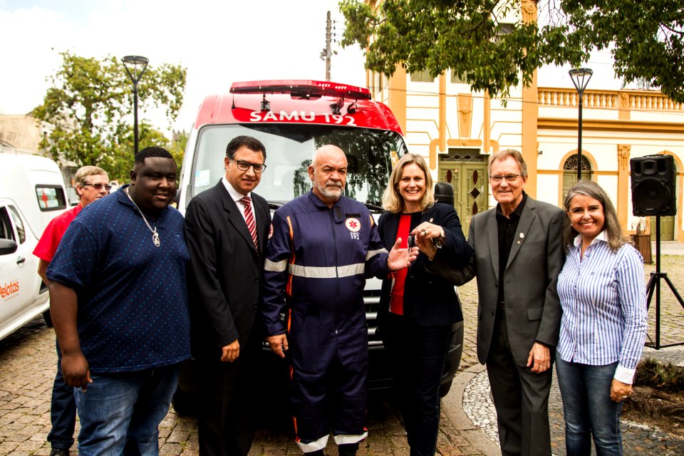 17.04.2019 - Prefeita Paula Mascarenhas e o vice Idemar Barz durante ato de entrega de novos veículos para o Samu - Foto: Gustavo Vara