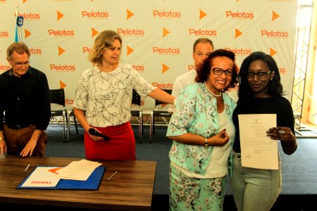 10.01.2019 - Prefeita Paula Mascarenhas realiza assinatura da lei que declara de utilidade pública seis cooperativas - Foto: Gustavo Vara