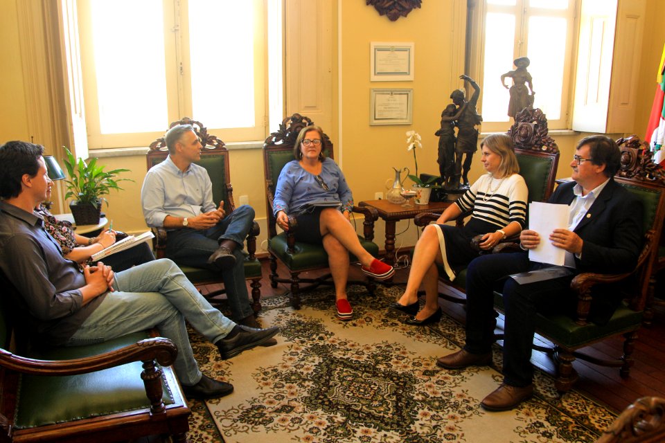 28.02.2019 - Prefeita Paula Mascarenhas em reunião com Ciro Vives do Sebrae - Foto Gustavo Vara