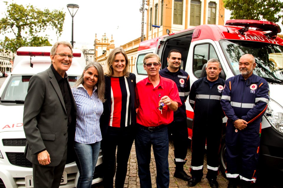 17.04.2019 - Prefeita Paula Mascarenhas e o vice Idemar Barz durante ato de entrega de novos veículos para o Samu - Foto: Gustavo Vara