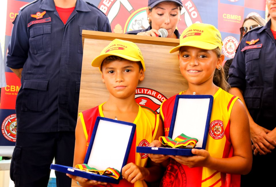 23.02.2019 - Prefeita Paula e governador Eduardo na entrega da medalha aos guarda vidas no Laranjal - Foto Michel Corvello