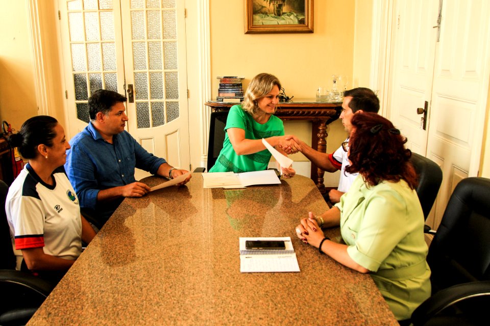 14.01.2019 - Prefeita Paula Mascarenhas realiza assinatura da lei 6.555 que declara de utilidade pública municipal a Associação Atlética Garotos da Lagoa - Foto: Gustavo Vara