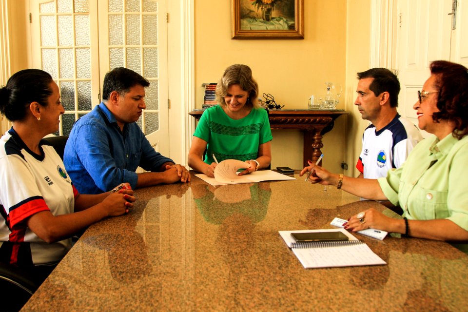 14.01.2019 - Prefeita Paula Mascarenhas realiza assinatura da lei 6.555 que declara de utilidade pública municipal a Associação Atlética Garotos da Lagoa - Foto: Gustavo Vara