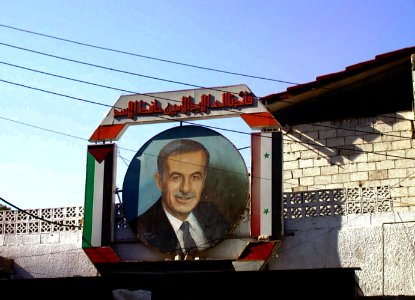 Hafiz al Assad (+) auf Häusern photo