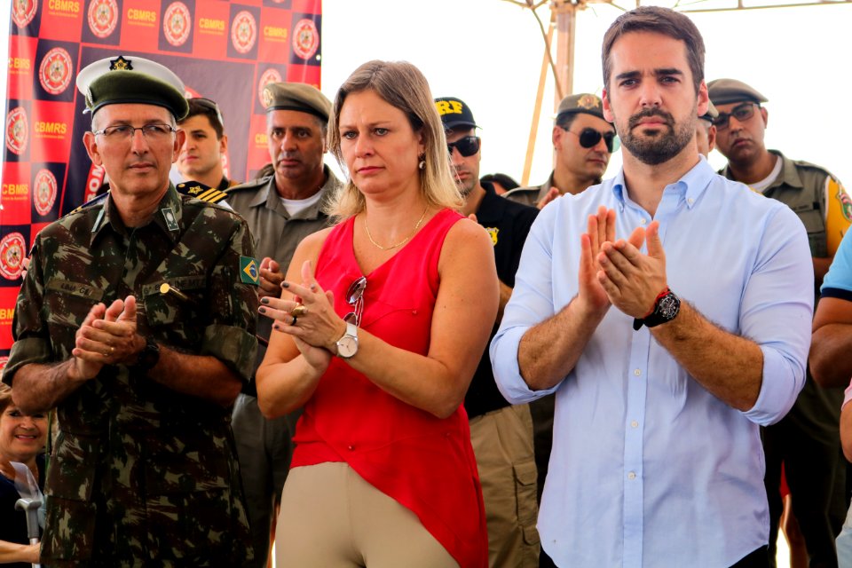 23.02.2019 - Prefeita Paula e governador Eduardo na entrega da medalha aos guarda vidas no Laranjal - Foto Michel Corvello